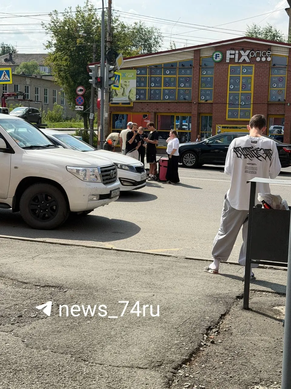 В Челябинске 20-летний мужчина на электровелосипеде наехал на 10-летнюю девочку на пешеходном переходе. По предварительным данным, мог быть курьер. Ребёнок получил травмы.