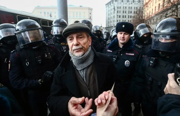В Хорошевском суде Москвы заочно рассматривают уголовное дело против 84‑летнего правозащитника: обвинение просит 6,5 лет колонии и запрет администрировать сайты на 10 лет.