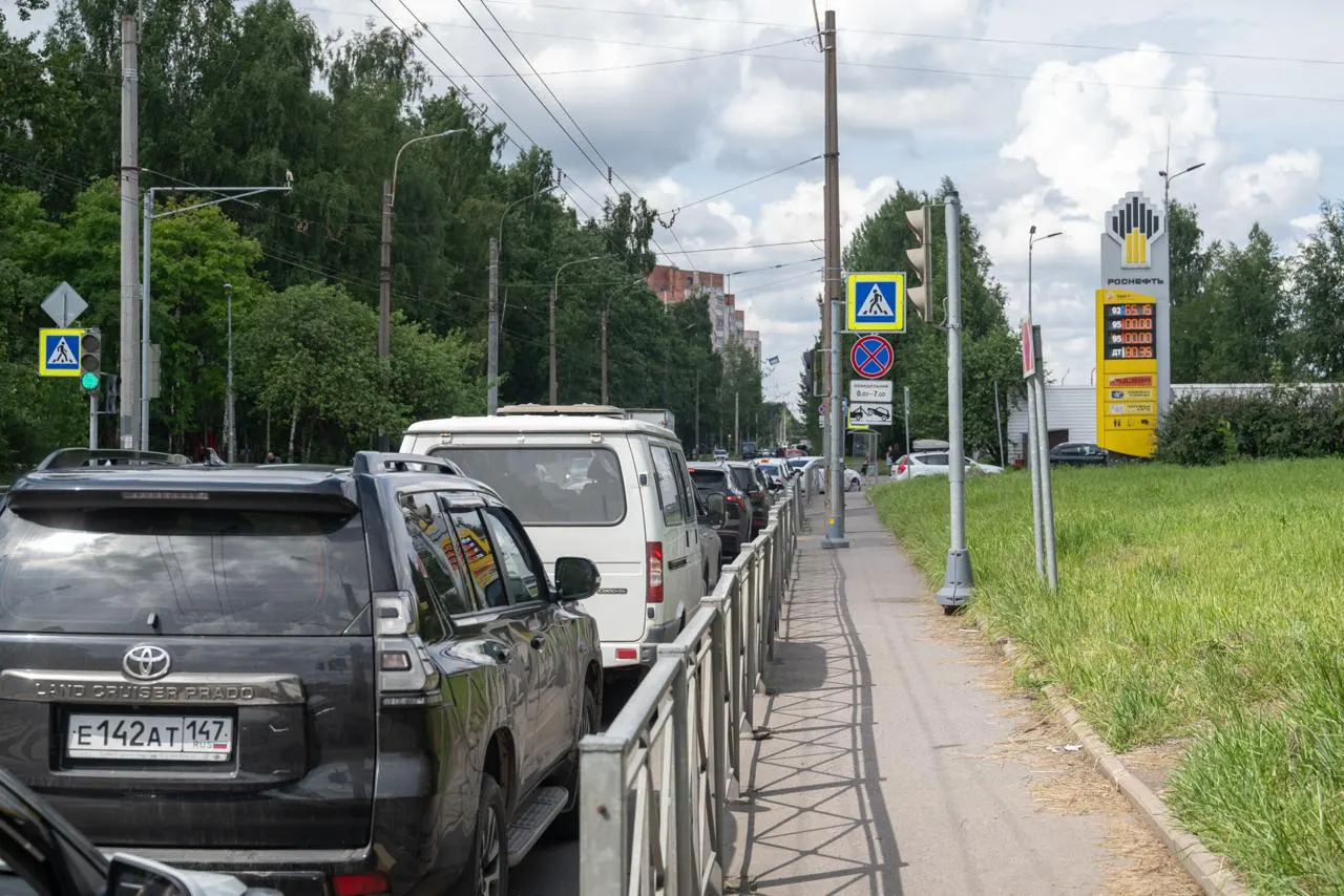 Несмотря на временное понижение экологического стандарта бензина в России до Евро‑3, петербургские АЗС сообщают о поставках топлива Евро‑5 и советуют водителям проверять паспорта качества на колонках.