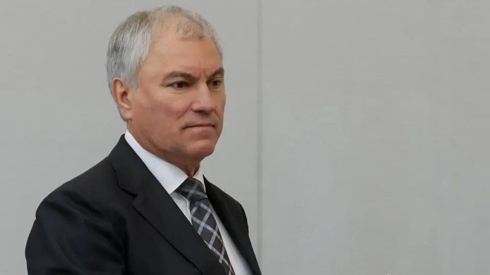 Вячеслав Володин заявил о приоритетной роли трамваев для экономии топлива и разгрузки дорог. Депутаты призывают к терпению из‑за очередей на АЗС, в то время как дефицит горючего и удары по инфраструктуре уже сказались на производстве бензина.