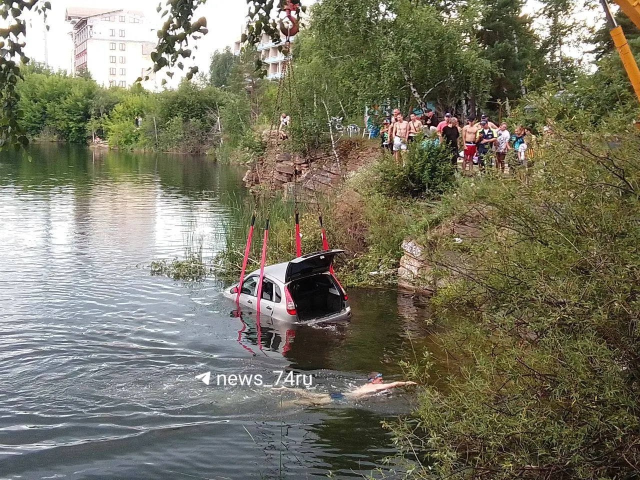 Легковой автомобиль соскочил со скалы и упал в воду на Изумрудном карьере. Его извлекали с помощью крана, пострадавших, по предварительным данным, нет.