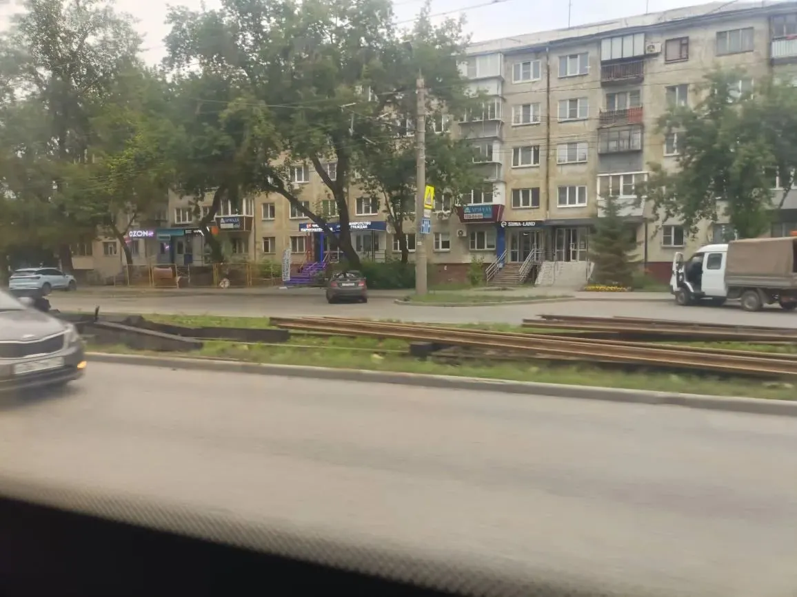 Очевидцы заметили снятые рельсы на Гагарина. В региональном Миндортрансе пояснили, что это плановый ремонт, который выполняет ЧелябГЭТ.