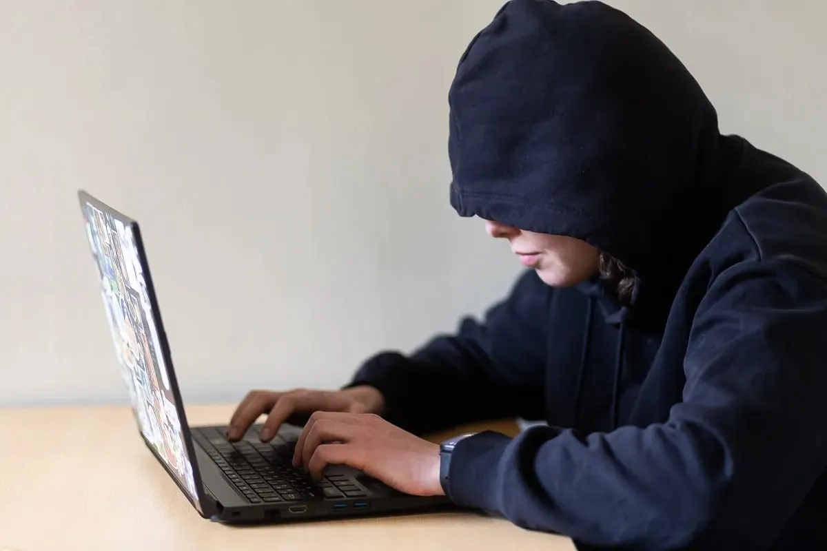 Проект предлагает запретить преследователям приближаться к жертве, контактировать с ней и посещать её привычные места; документ направлен на оценку в правительство, возможный срок вступления — 1 января 2027 года.