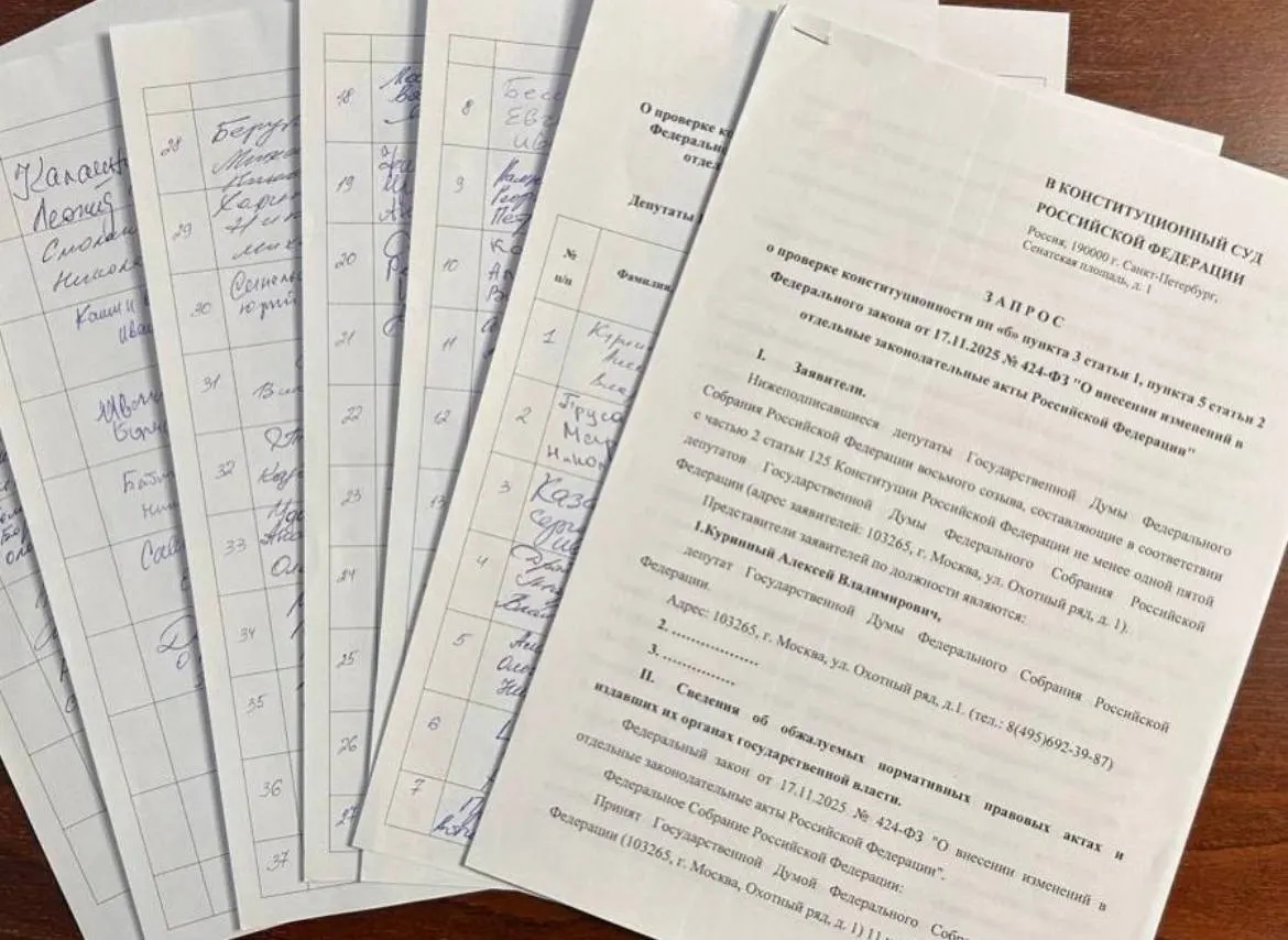 Депутат от Ульяновской области Алексей Куринный собрал 73 подписи под запросом в Конституционный суд о проверке закона об обязательной отработке для студентов‑медиков — для обращения требуется 90 подписей.
