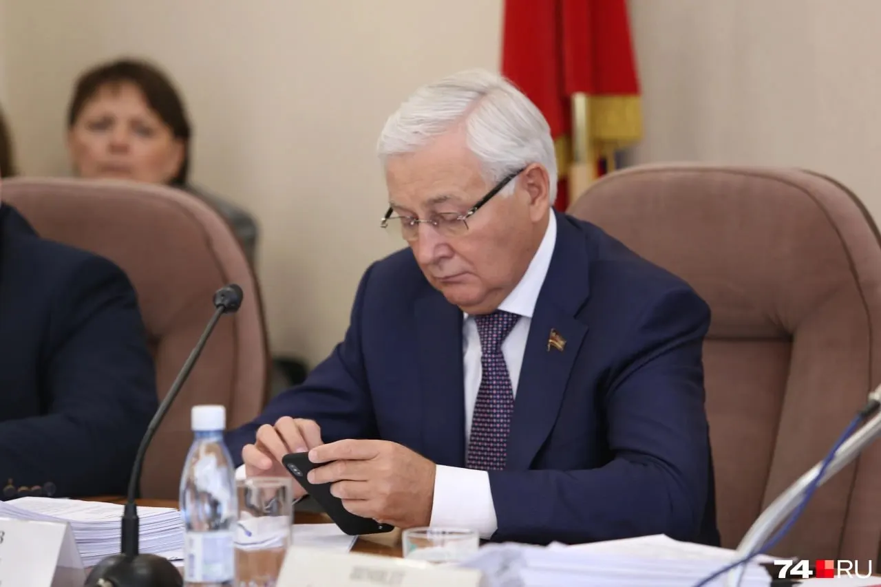 На 75‑м году жизни умер Юрий Карликанов — почётный гражданин Челябинской области и бывший вице‑спикер регионального Заксобрания. Губернатор Алексей Текслер выразил соболезнования, отметив его вклад в строительство и благотворительную деятельность.