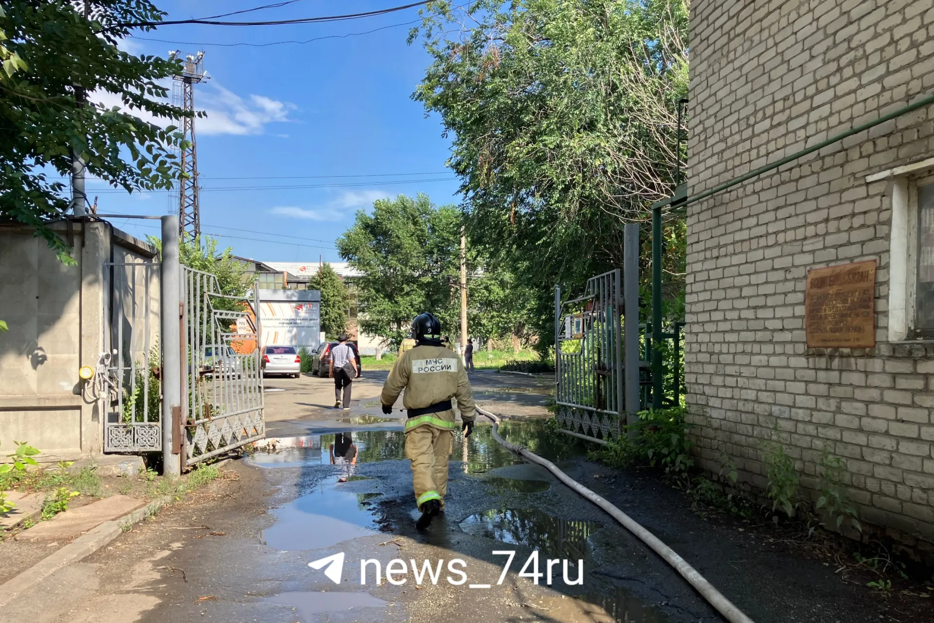 По предварительным данным, возгорание случилось на территории локомотивного депо. Люди самостоятельно покинули здание, на месте работают пожарные — подробности уточняют в МЧС.