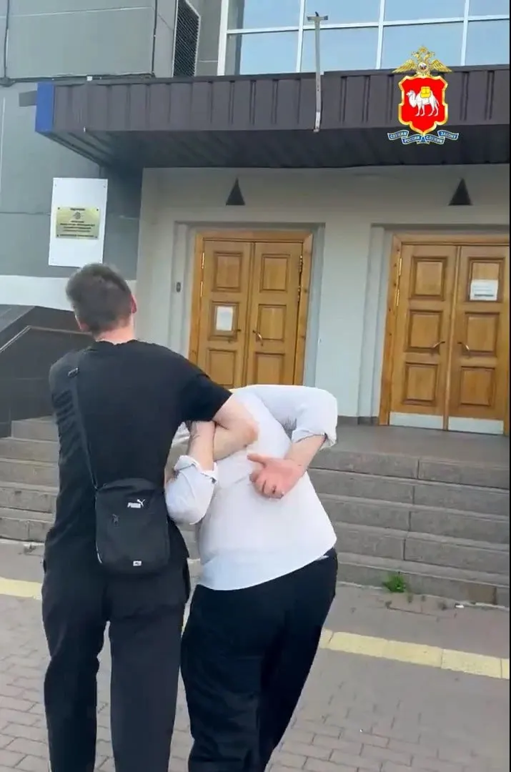 Полиция задержала молодого человека, сжегший паспорт в баре на Кировке. В отношении него возбуждено уголовное дело по ст. 329 УК РФ (надругательство над государственными символами).