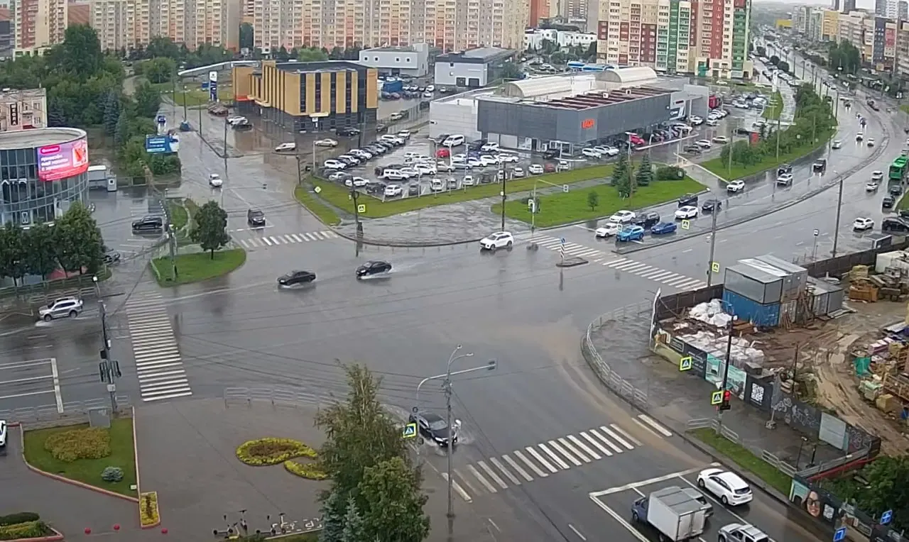 В центре города пока сухо, но в северо‑западных районах прошёл сильный дождь — на некоторых улицах остались лужи.