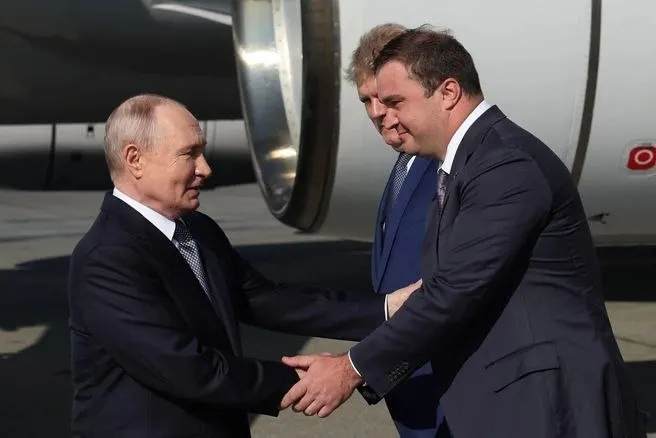 На рабочей встрече затронули рост ВРП региона, успехи сельского хозяйства, планы по инфраструктурным проектам и меры поддержки участников СВО, а также решение проблем с недостроями и обманутыми дольщиками.