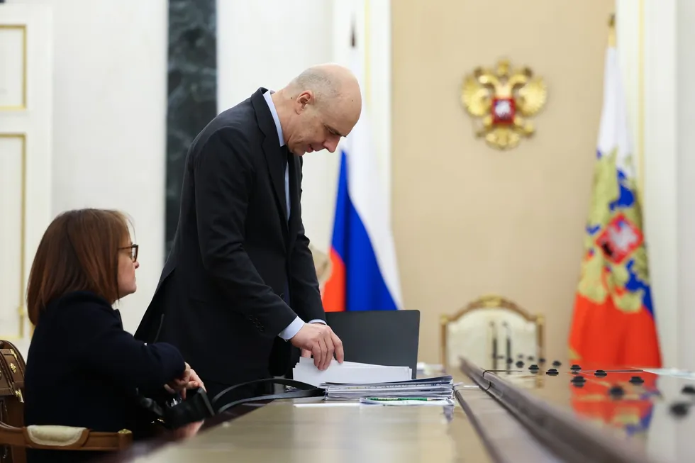 Госдума дала Минфину право оперативно увеличивать расходы и наращивать госдолг сверх законных лимитов. Эксперты предупреждают: это увеличит дефицит и инфляцию, повысит ключевую ставку и подорвет доверие бизнеса к бюджету как инструменту планирования.
