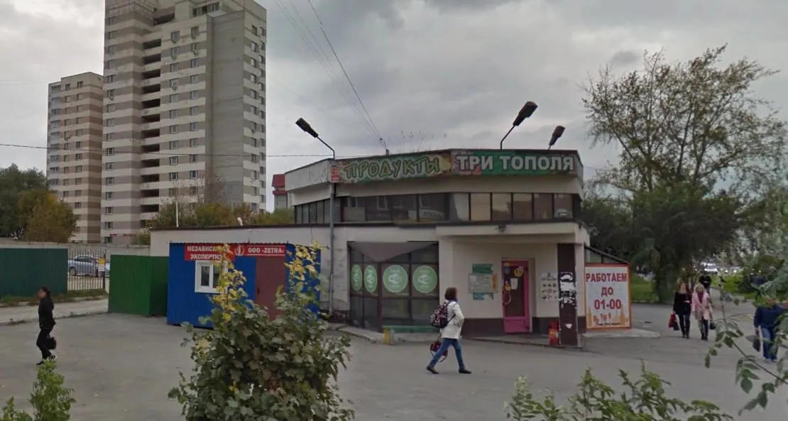 На Северо-Западе Челябинска разобрали узнаваемую шашлычную «Три тополя». Здание оказалось в частной собственности — город не давал разъяснений. Владельцы сети обещают вернуть кафе в новом здании, строительство может занять около года.