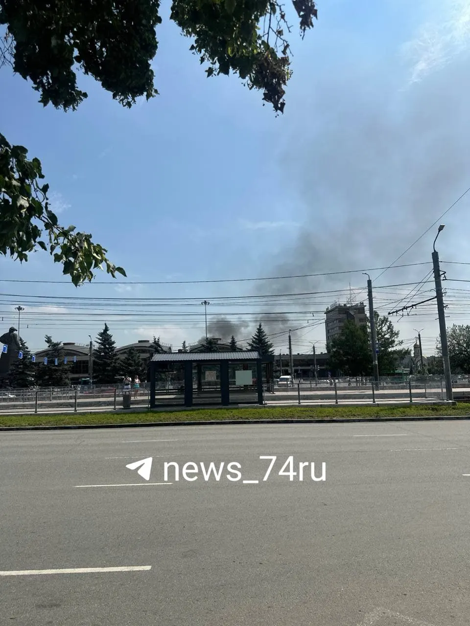 Очевидцы сообщают о возгорании автобуса в районе вокзала Челябинска. На месте работают спасатели, причины происшествия уточняют в МЧС.