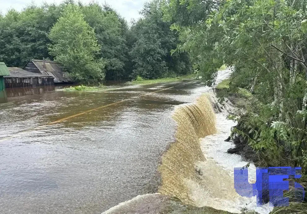 В Челябинской области сильный циклон вызвал подтопления — в Верхнем Уфалее вода хлынула после увеличенного сброса с плотины. Люди эвакуируются, часть населённого пункта остаётся без электричества, власти объявили режим повышенной готовности.