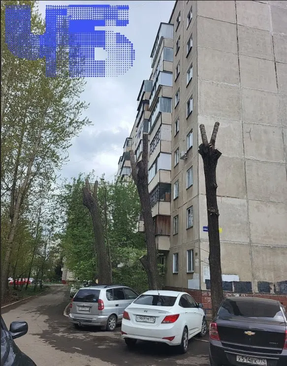Горячую воду в доме №68А отключили 20 мая. Ветераны и люди с инвалидностью затрудняются самостоятельно подогревать воду, а жильцы жалуются на бездействие управляющей компании и просят вмешаться городские власти.