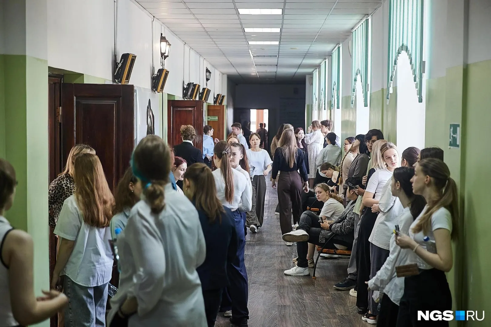 Даже если ученик не прошёл в профильный класс, ему должны предложить место в универсальном. В Челябинске открыли 6921 место в 10‑е классы вместо планировавшихся 6157 — приём может продолжаться до 5 сентября.