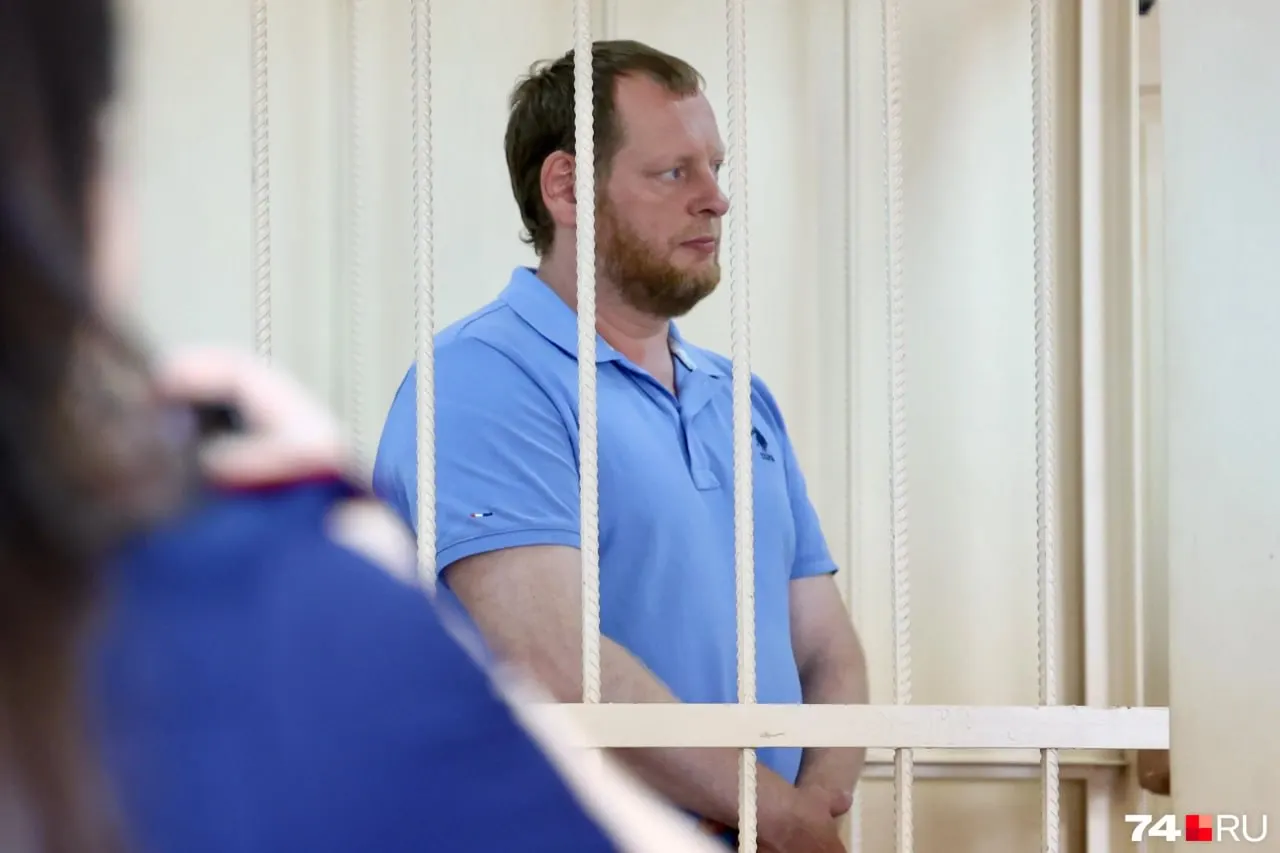 Бизнесмен Алексей Вахатов получил восемь лет колонии строгого режима и штраф 40 млн рублей за передачу взяток сотрудникам банка при попытке ускорить выдачу кредита на 1 млрд рублей для строительства таунхаусов на Увильдах. Одновременно задержаны сотрудники банка.