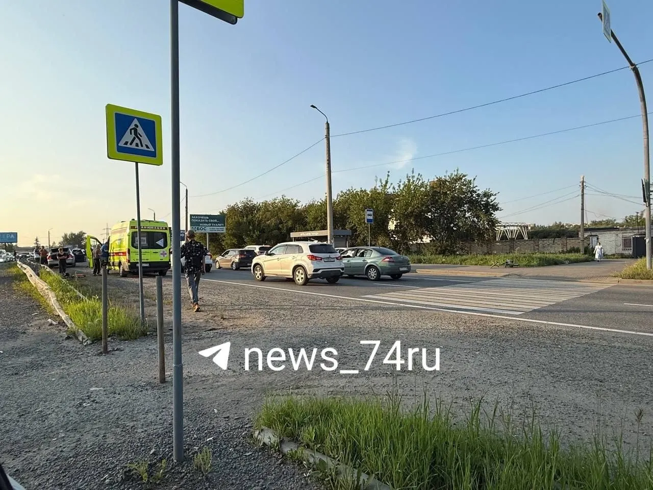 Автомобиль сбил велосипедиста на Свердловском тракте. Очевидцы утверждают, что пострадавший, возможно, молодой человек; обстоятельства происшествия выясняют в ГАИ.