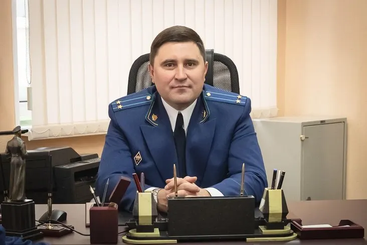 ФСБ задержала экс-начальника управления по обеспечению участия прокуроров в гражданском и арбитражном процессе Сергея Путяйкина. Ему предъявлены обвинения в получении взятки в особо крупном размере и превышении полномочий; сейчас решается вопрос об избрании меры пресечения.