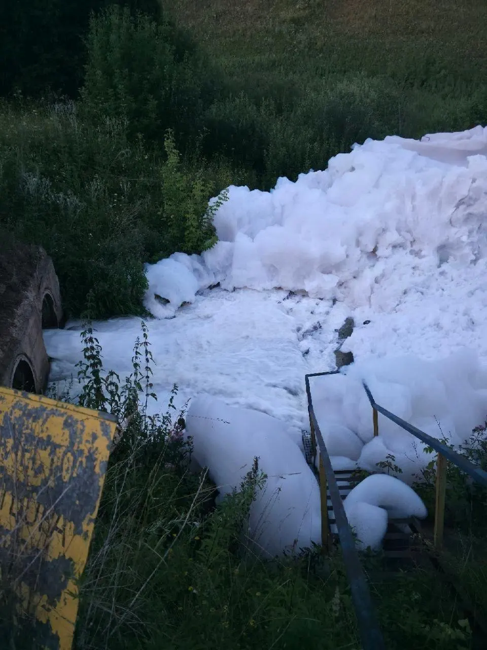 Жители села Иштеряково пожаловались на сброс пены в реку Тунгуча. Глава Следственного комитета потребовал от татарстанских следователей доложить о ходе проверки — исполнение поручения взял под контроль центральный аппарат ведомства.