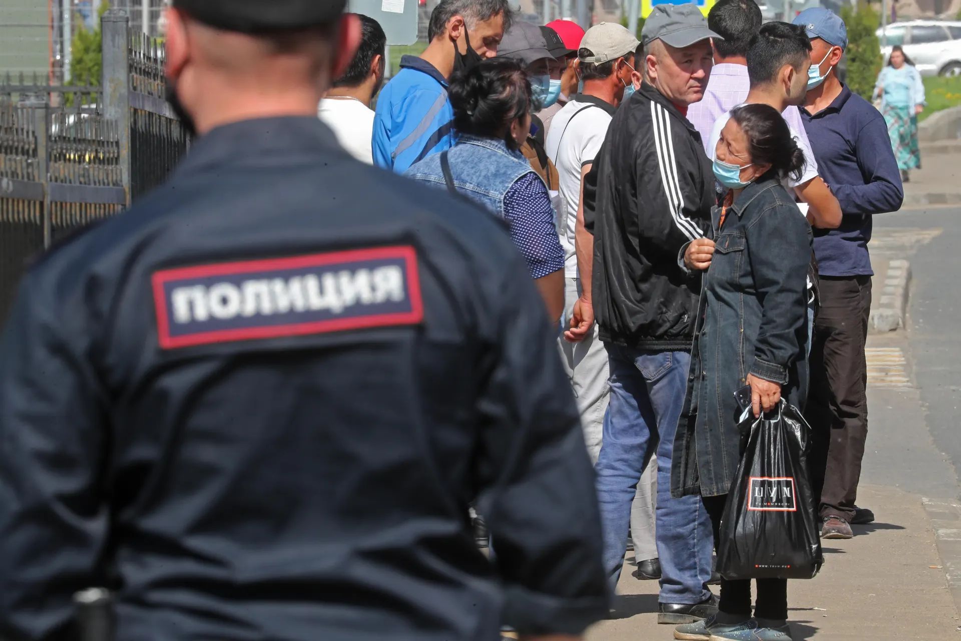 Правительство подготовило поправки ко второму чтению законопроекта об обязательной депортации иностранцев: в перечень правонарушений с безальтернативным выдворением хотят добавить дискриминацию и неповиновение законному требованию пограничника.