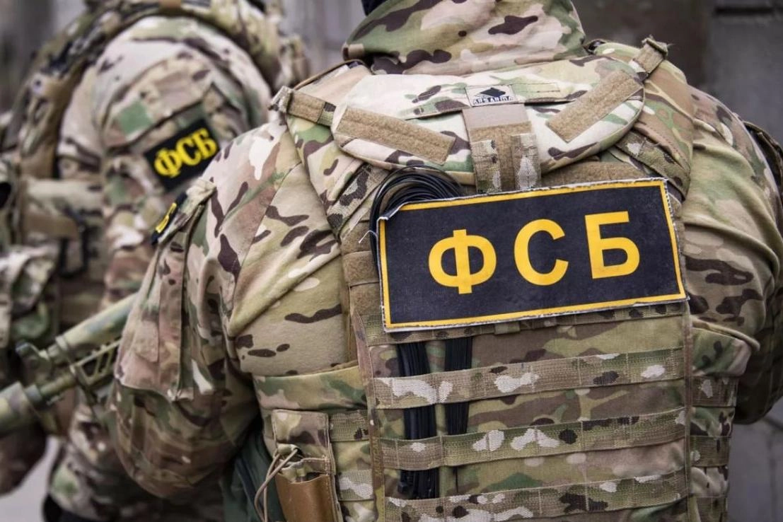 По данным силовиков, в ряде регионов обнаружили и изъяли десятки боевых FPV‑дронов, мобильные станции управления и оборудование для связи с кураторами. Задержаны предполагаемые исполнители и их помощники.