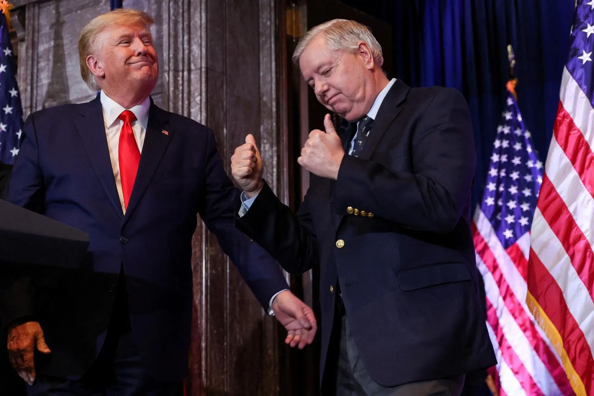 По словам представителя Белого дома, президент США Дональд Трамп поддерживает быстрое принятие законопроекта о санкциях против России, который в течение полутора лет продвигал сенатор Линдси Грэм до своей смерти 11 июля. Сам Трамп отвечает на вопросы об этом уклончиво.