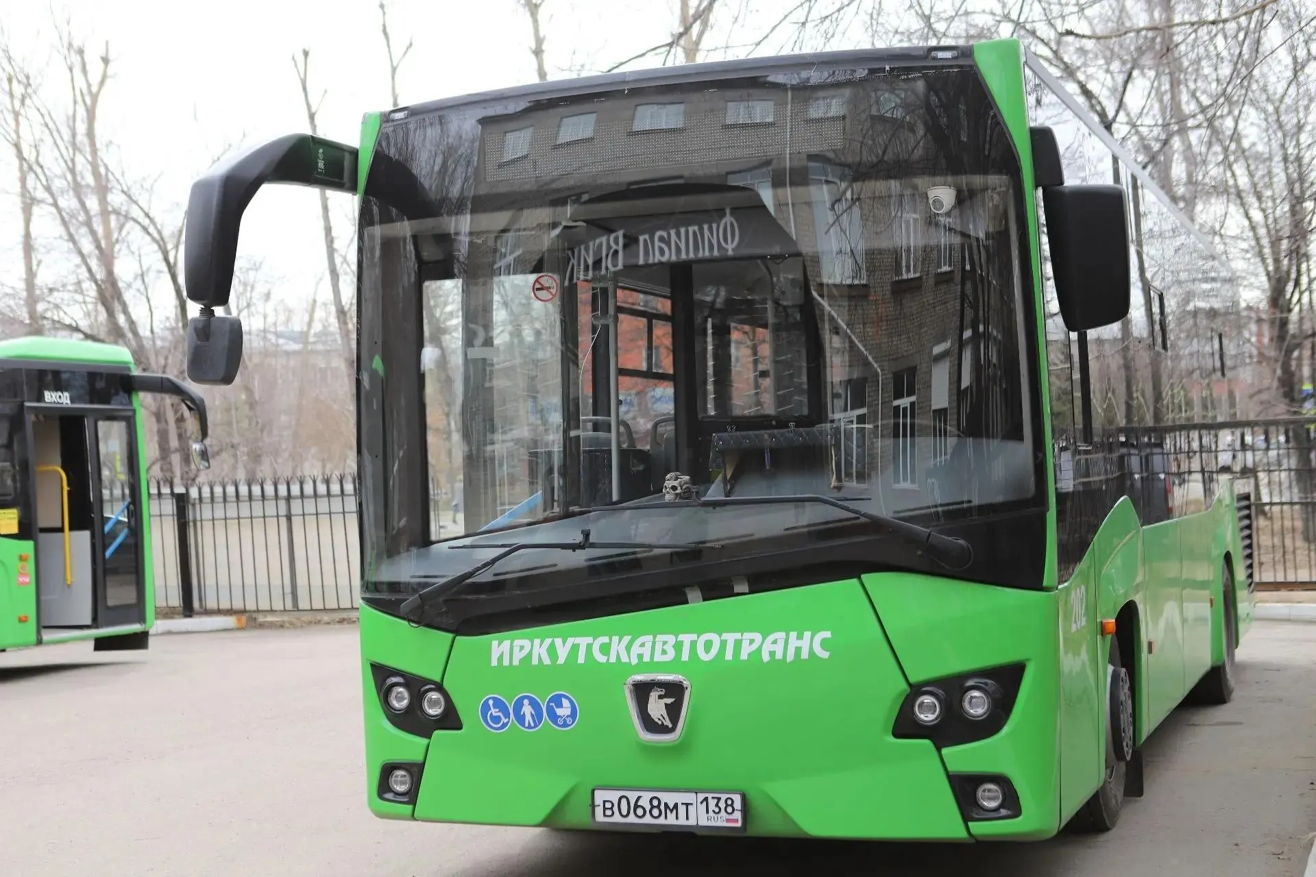 Не менее чем в 25 регионах повысили тарифы на автобусы, в ряде других сократили маршруты и число рейсов — перевозчики объясняют это подорожанием топлива, дефицитом дизеля и нехваткой водителей.