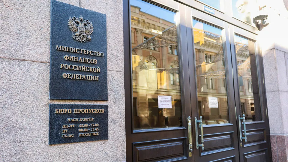 Аналитики отмечают рост государственного долга и удорожание его обслуживания: расходы на проценты выросли втрое, а к 2028 году выплаты по процентам могут приблизиться к 10 трлн рублей в год.