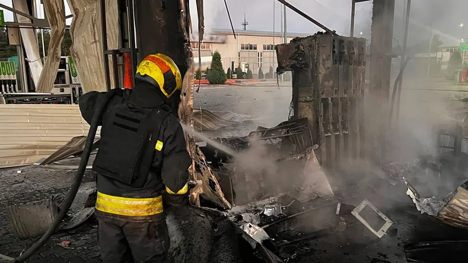 В результате налёта одна женщина погибла, трое ранены; атака пришлась на период острой нехватки топлива в России, где производство бензина сократилось примерно на четверть и введены лимиты продаж.