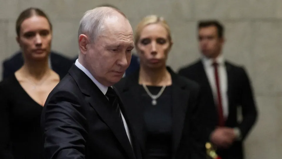 По информации нескольких источников, близких к Кремлю, российский лидер отвергает предложения остановить боевые действия и может усилить наступление на Донбасс в ближайшие месяцы. Решение поддерживается убеждением в необходимости «довести дело до конца», несмотря на экономические и военные трудности.