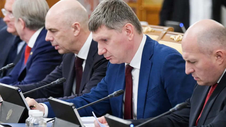 ВВП РФ в январе–мае прибавил всего 0,2%. Промышленность и инвестиции в целом в стагнации, ощущается сильное региональное расслоение; падение цен на нефть и проблемы в переработке усиливают риск рецессии и бюджетных проблем.