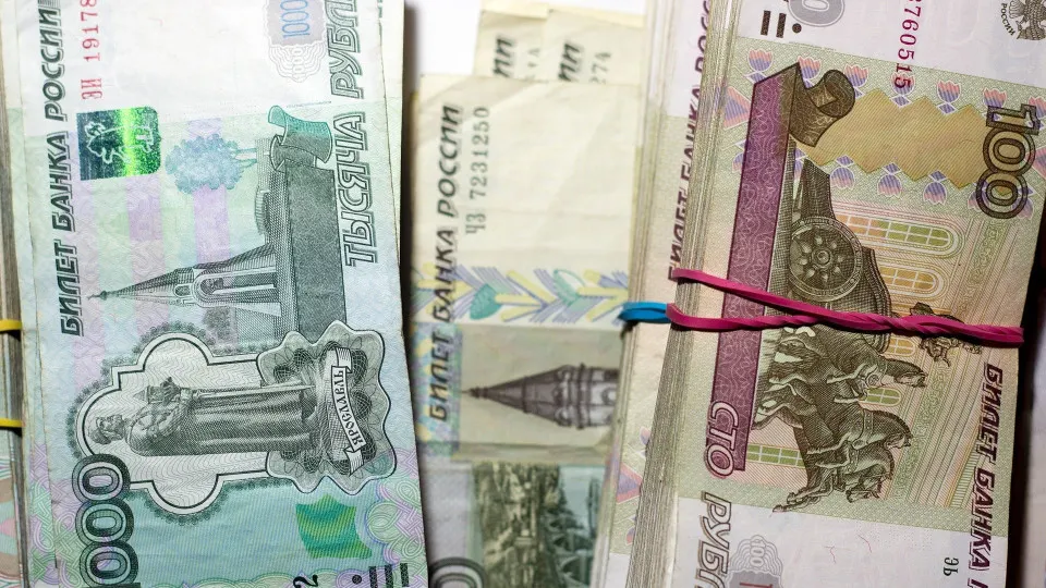 За первые две недели июля объём наличных в обращении прибавил 513 млрд рублей. Банки усилили заимствования у Центробанка через репо, а рост проблемных кредитов повышает риск финансовой нестабильности.