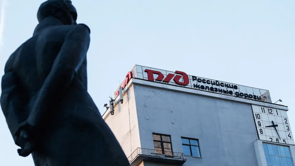 Индексацию тарифов Российских железных дорог решили провести досрочно — с 1 октября. Решение призвано поддержать монополию с почти 4 трлн рублей долга на фоне падения грузоперевозок и сокращения инвестпрограммы.