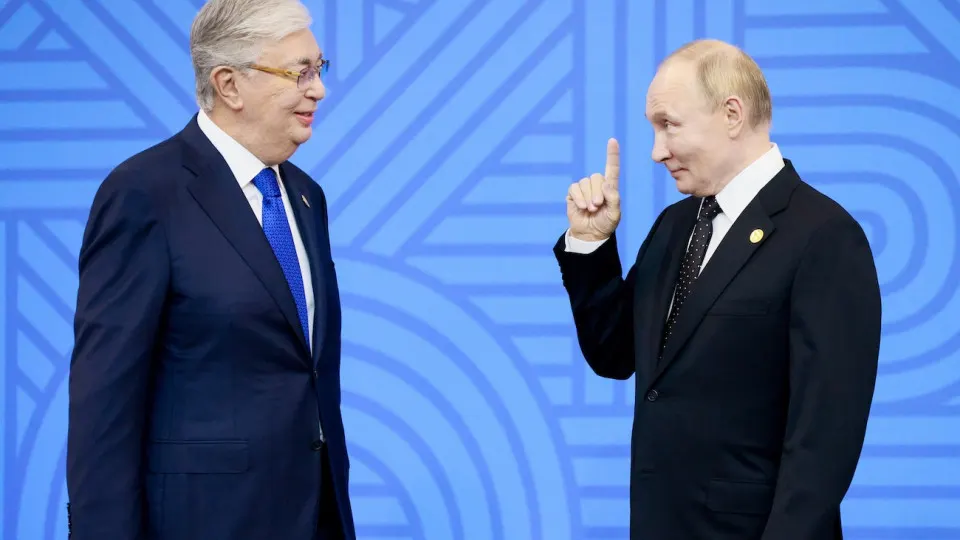 По данным отраслевых источников, Казахстан готов отправить в Россию бензин Аи‑92 и Аи‑95 в объёме примерно 50 тыс. тонн как гуманитарную помощь; в республике обеспокоены влиянием поставок на собственный рынок и санкционными рисками.