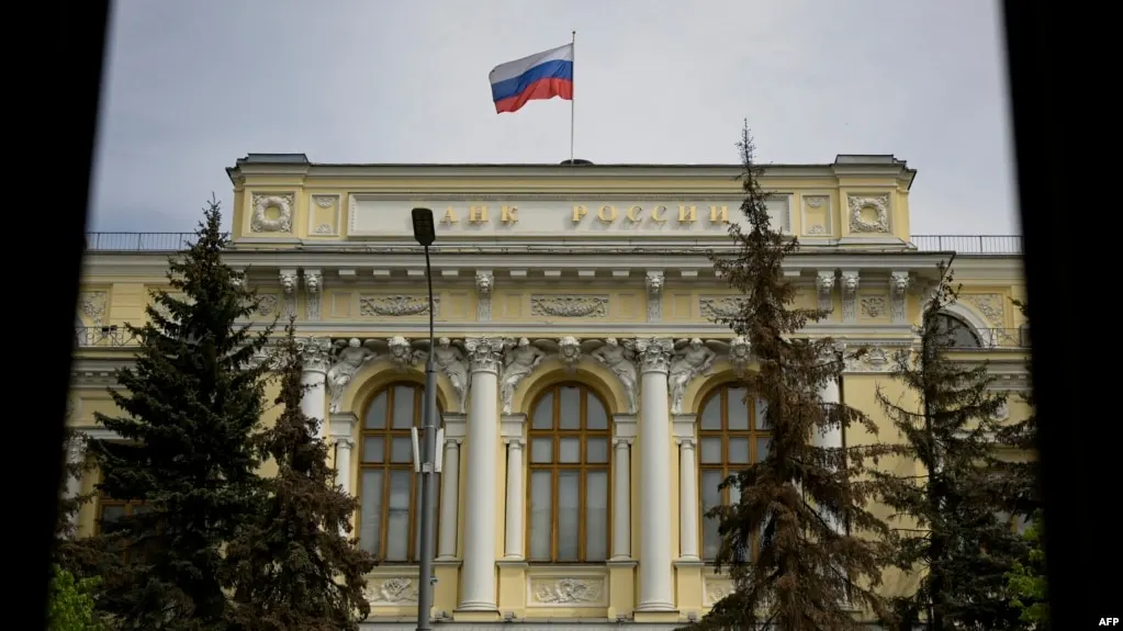 Банк России расширил перечень криптоактивов, доступных на биржах: Bitcoin, Ethereum и Tether USDT. Неквалифицированные инвесторы смогут покупать эти активы в рамках годового лимита 300 тыс. рублей, квалифицированные — без ограничений. Закон о цифровых валютах вступит в силу с 1 сентября 2026 года.