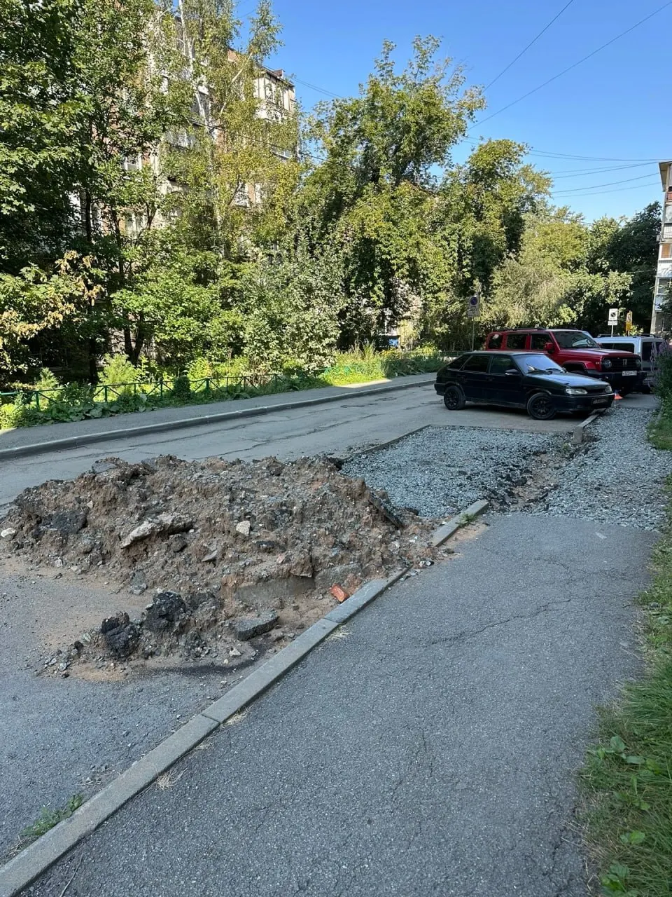 Перед началом учебного года подход к школе остаётся раскопанным; власти утверждают об устранении разрывов, но фото якобы сделано на другой улице.
