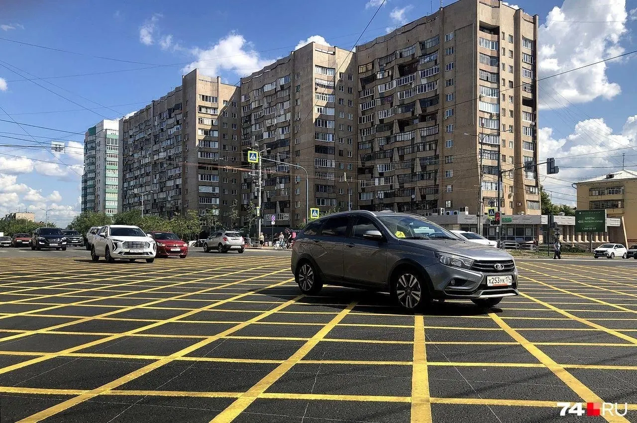 В городе начнется нанесение новой разметки-«вафельницы» на пяти перекрестках, с ограничением проезда при заторе и камерным контролем.