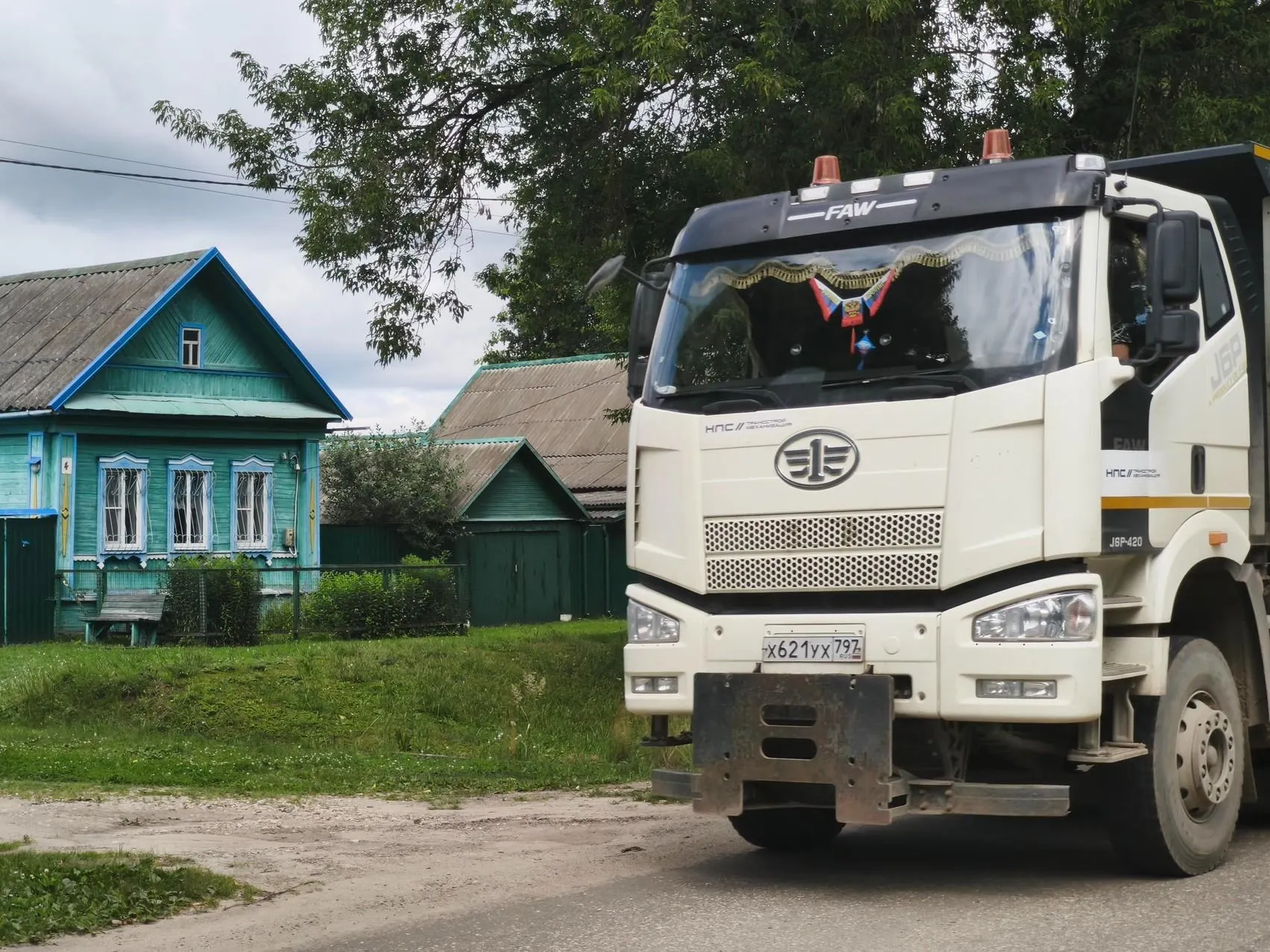 Жители деревень, попавших под выемку жилья, сталкиваются с шумом и грузовиков, и поездов и ищут способы адаптации к новой магистрали.