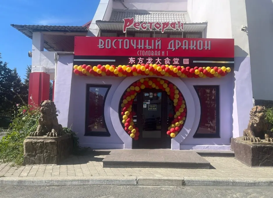 Новое отделение на улице Братьев Кашириных работает с 11:00 до 20:00. Горожане отмечают удобство и просторный зал, а ажиотаж пока не сравним с центром.