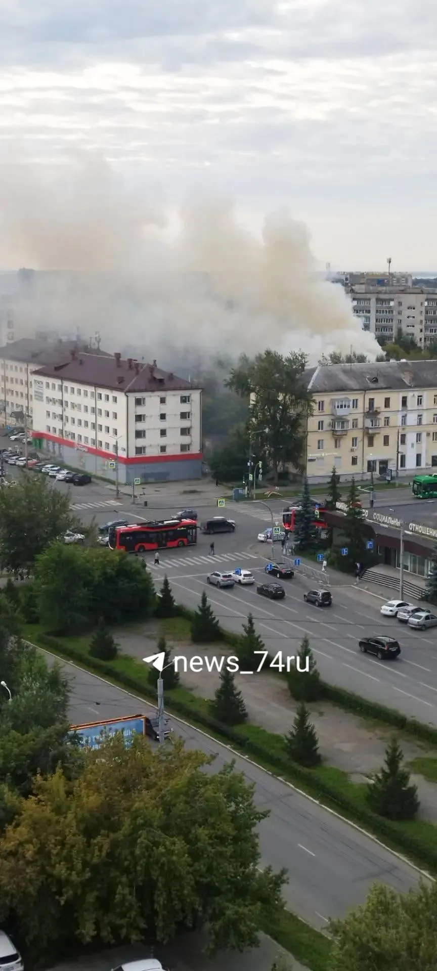 Во дворах на перекрёстке Курчатова и Воровского наблюдается густой дым; устанавливаются причины.