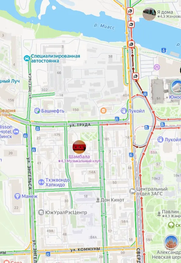 Около четырех автомобилей столкнулись на Свердловском проспекте; движение затруднено от Алого Поля до развязки с Братьев Кашириных. Сотрудники ГИБДД устанавливают обстоятельства.