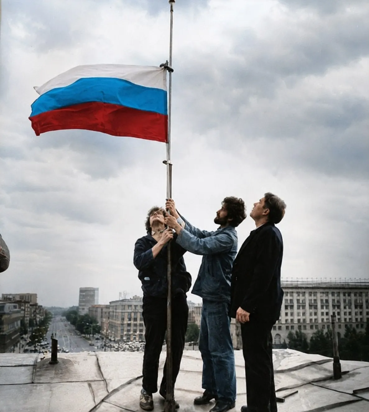 Активисты сшили флаг из белой, синей и красной ткани и подняли над зданием власти.