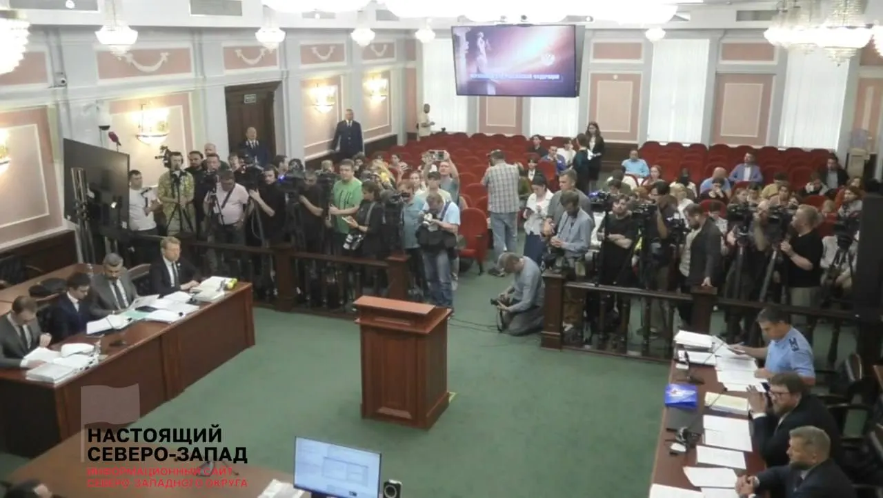 Рассматривается иск партии «Родина»: обвинения в нарушении авторских прав, оплачиваемой агитации и экстремизме, а также вопросы по иностранным счетам кандидатов; около 500 человек собрались у суда, внутрь пропуск ограничен.