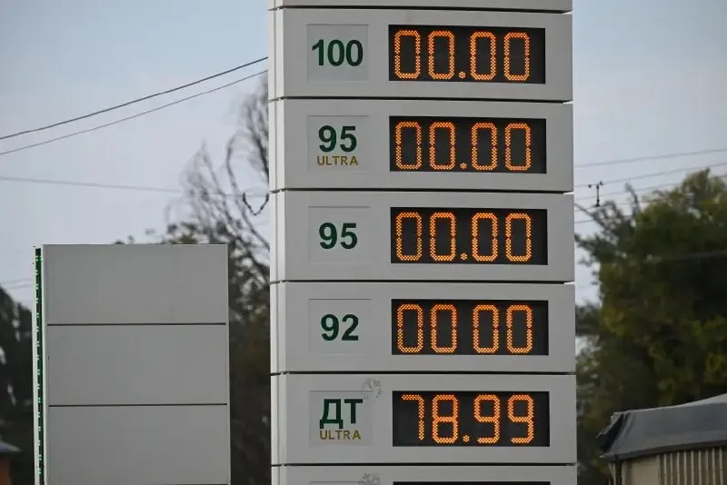 Правительство разрешило продажу на АЗС бензина и дизеля классов Евро-2—Евро-5 до 30 июня 2027 года, мера призвана снизить риск дефицита