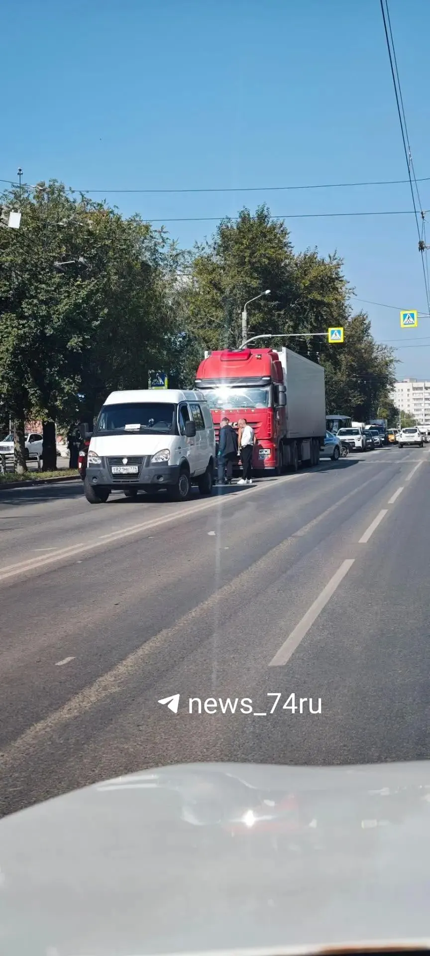 На Новороссийской улице Челябинска грузовик сбил пешехода. На месте работают скорая помощь и полиция; подробности сообщает ГИБДД.