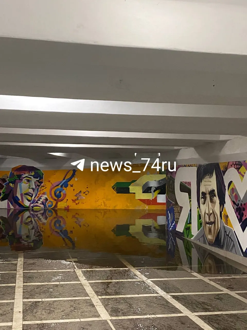 Подземный переход на улице Революции затоплен; городские службы переведены в режим повышенной готовности.