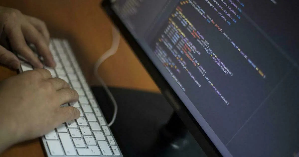 Злоумышленники заманивают педагогов на поддельную платформу под видом новой политики школы, якобы действующей с 1 сентября, с целью кражи личных данных через Госуслуги.