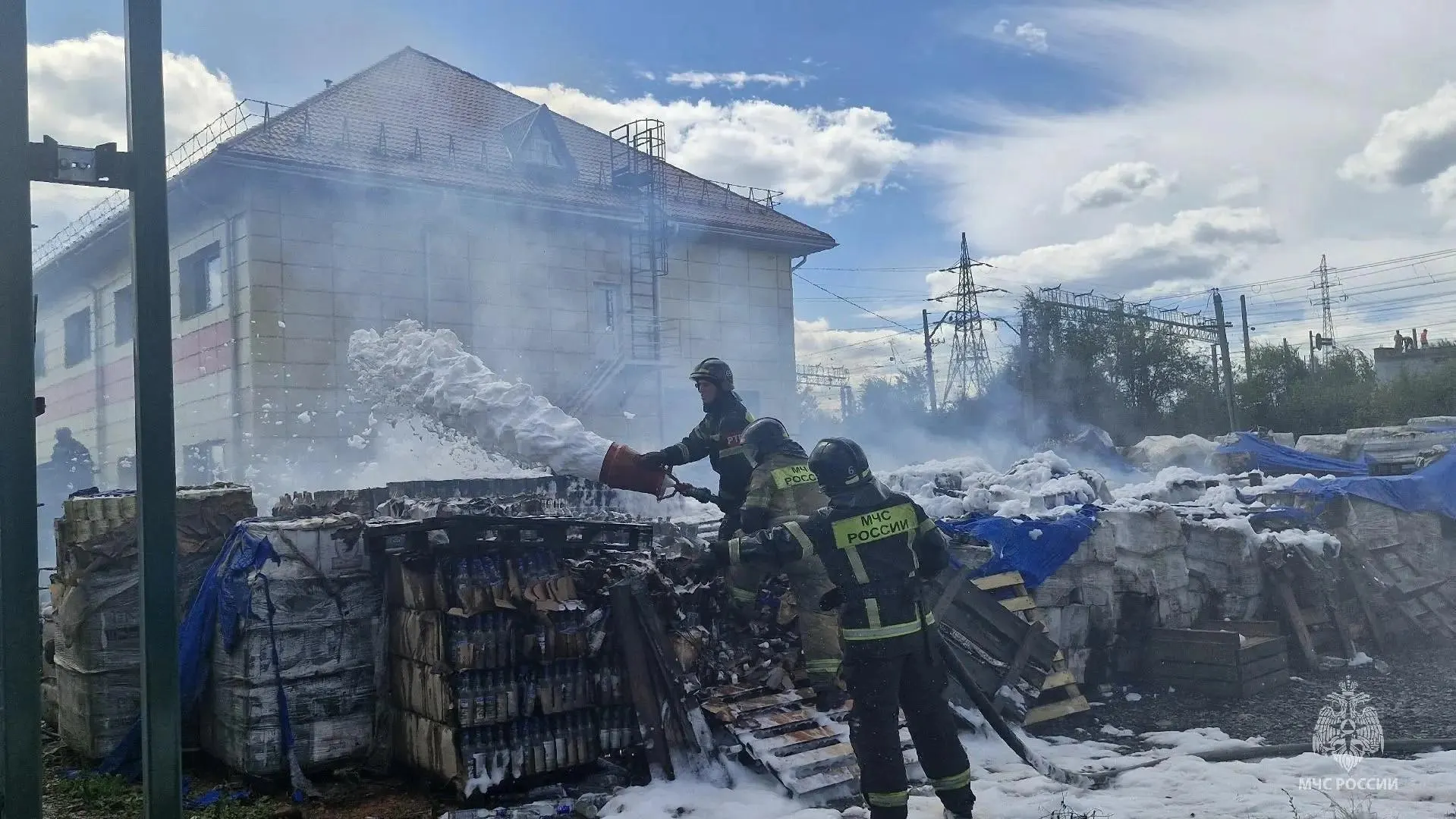 На складе алкоголя на Меридиане возник пожар. По данным МЧС, огонь локализован на площади около 200 кв. м, угрозы зданию нет; движение перекрыто, образуются пробки.