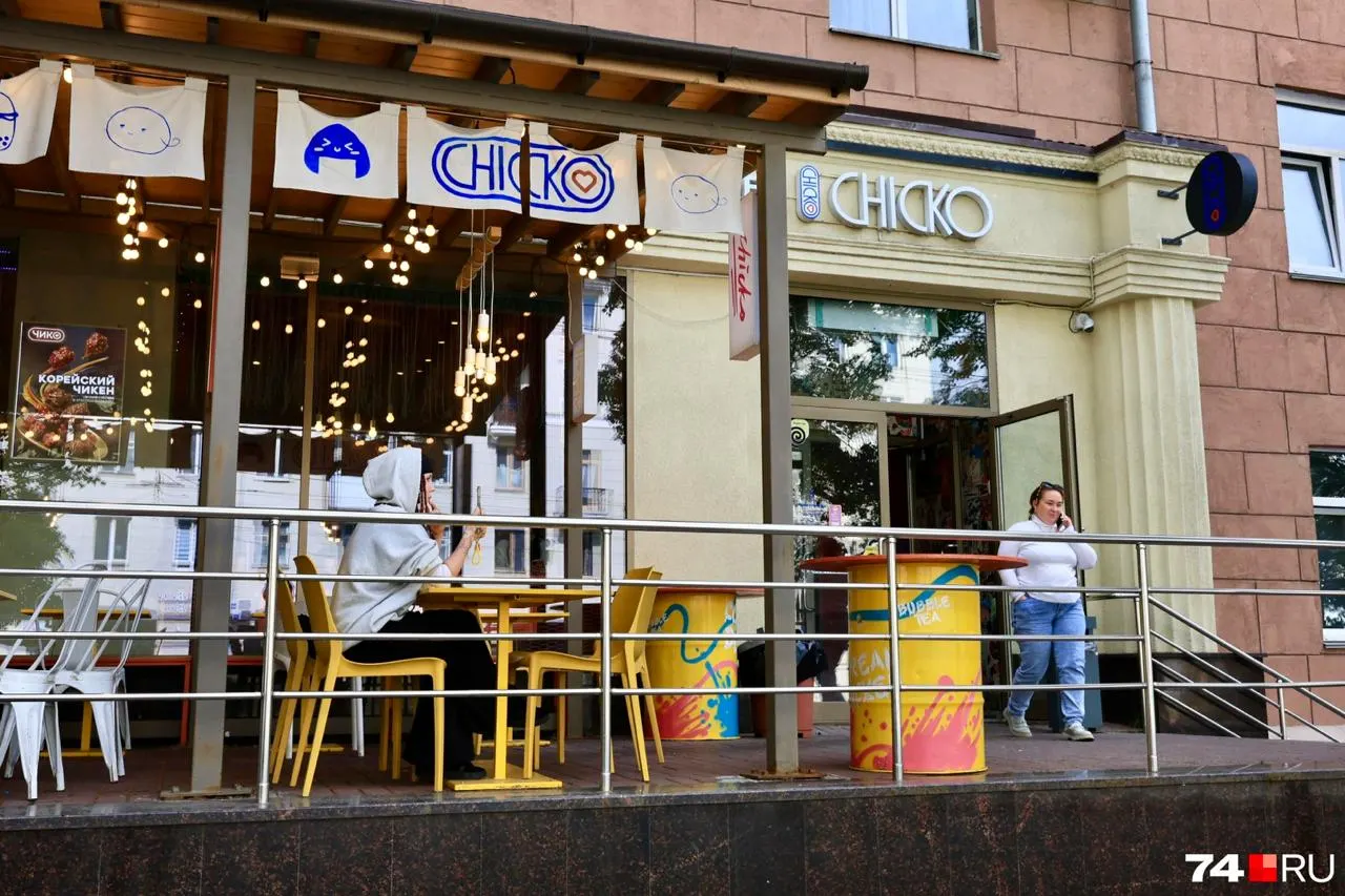 В центре Челябинска закрывается кафе Chicko; после нескольких лет популярности последним днем станет 6 сентября. Ресторан славился очередями и косплей-мероприятиями, цену продажи снизили до 5 миллионов рублей, но покупателей не нашлось.
