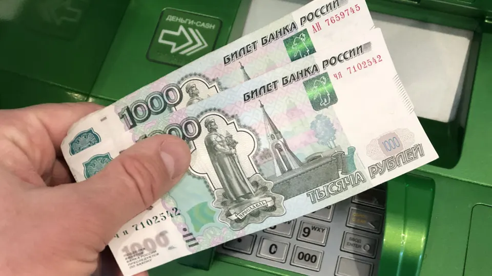 МВД предлагает россиянам устанавливать лимиты на снятие наличных и переводы по номеру телефона, чтобы снизить риски кражи средств, на фоне продолжающегося банковского оттока.